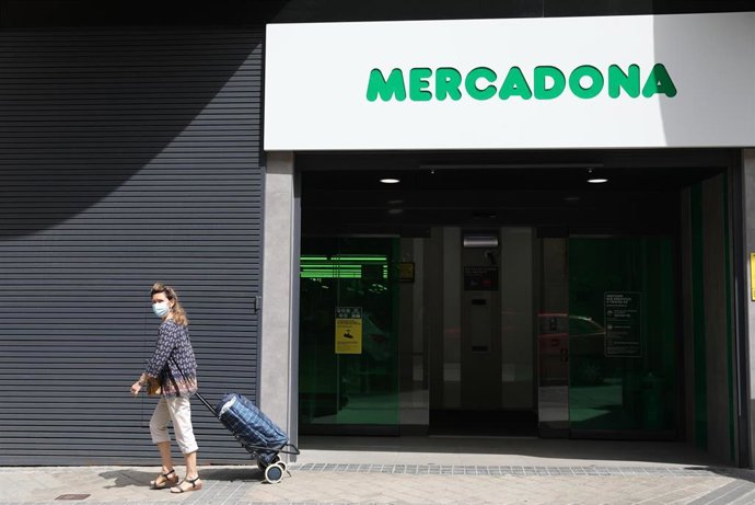 Archivo - Exterior de un supermercado de Mercadona
