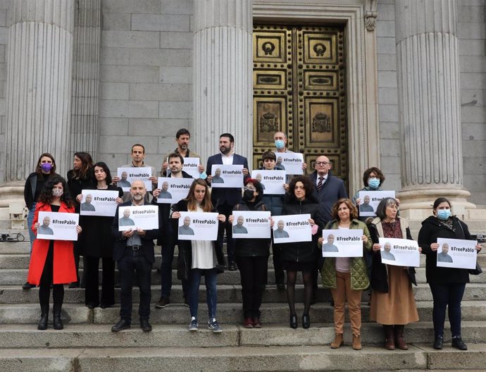 Archivo - En la primera fila, las diputadas de Podemos, Sofía Castañón (1i) y Lucía Muñoz (3i); y en la tercera fila, los diputados de Podemos, Antón Gómez Reino (i) e Ismael Cortés (c), que junto a otros diputados de la formación portan carteles con im