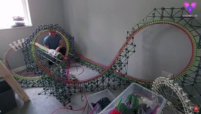Un hombre construye una montaña rusa gigante en su habitación
