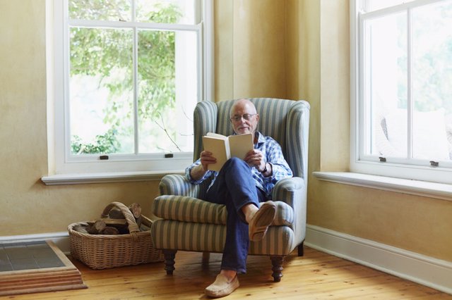 Archivo - Hombre mayor sentado leyendo.