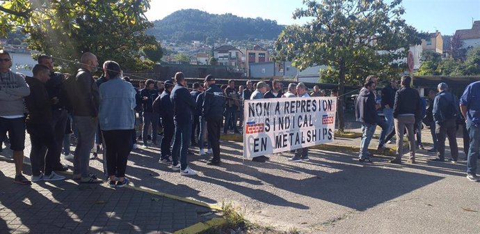 Concentración de trabajadores a las puertas del astillero Metalships, en una jornada de huelga tras el despido del presidente del comité de empresa y de otro operario.