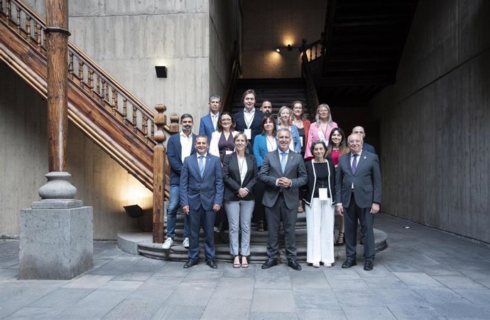El presidente de Canarias, Ángel Víctor Torres, con los ponentes del encuentro de cooperación y migraciones