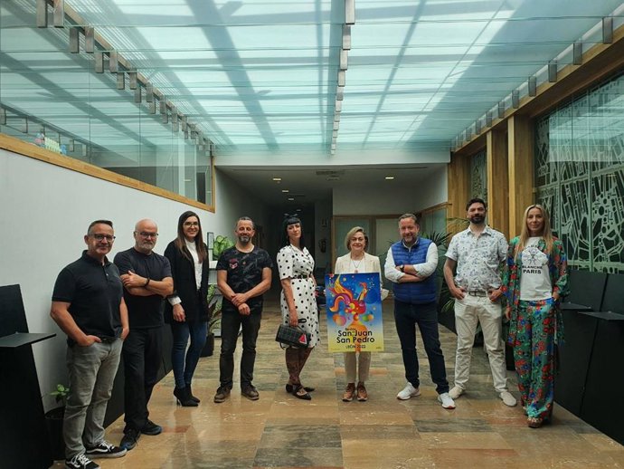 La concejal de Acción y Promoción Cultural, Evelia Fernández, junto al jurado, el artista y el cartel ganador.