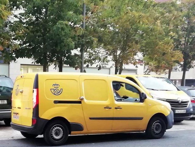 Archivo - Furgoneta de reparto de Correos