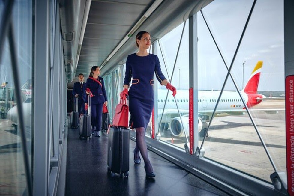 Cerca de 7.000 empleados de Iberia vestirán el nuevo uniforme a partir de junio.