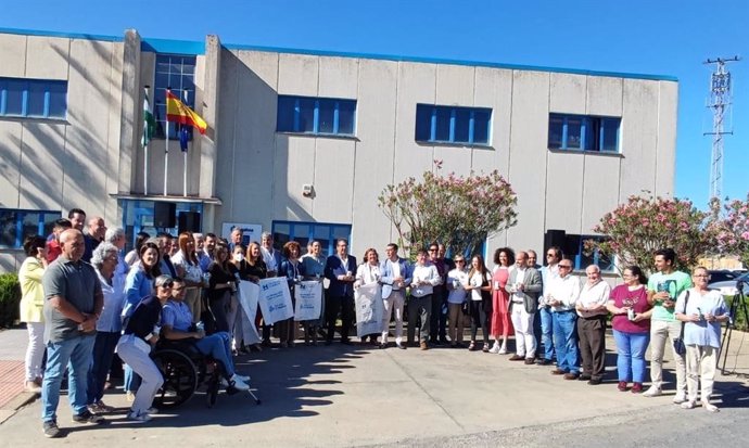 Giahsa, Fundación Cajasol y Diputación han entregado este jueves 28.000 bricks de agua y 5.000 bolsas de basura a las 16 hermandades rocieras de municipios que forman parte de la Mancomunidad de Agua y Servicios de la Provincia de Huelva (MAS).