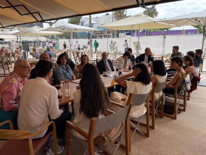 Iceta, en una reunión con directoras en el Festival de Cannes