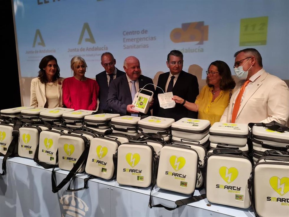 Acto de entrega de los desfibriladores a las hermandades rocieras en Tomares (Sevilla).