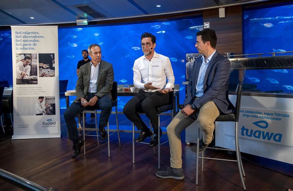De izquierda a derecha: Dionisio García, CEO de Global Omnium; el chef Quique Dacosta y Juan Monrabal, CEO de Tuawa.