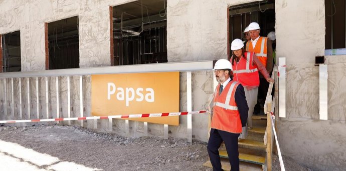 El presidente del Gobierno de Aragón, Javier Lambán, acompañado por la consejera de Sanidad, Sira Repollés, visita las obras del nuevo centro de salud del barrio Jesús