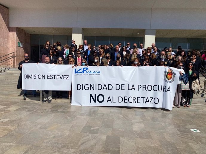 Los procuradores de Málaga se manifiestan contra el decreto sobre aranceles que "rebaja" sus honorarios