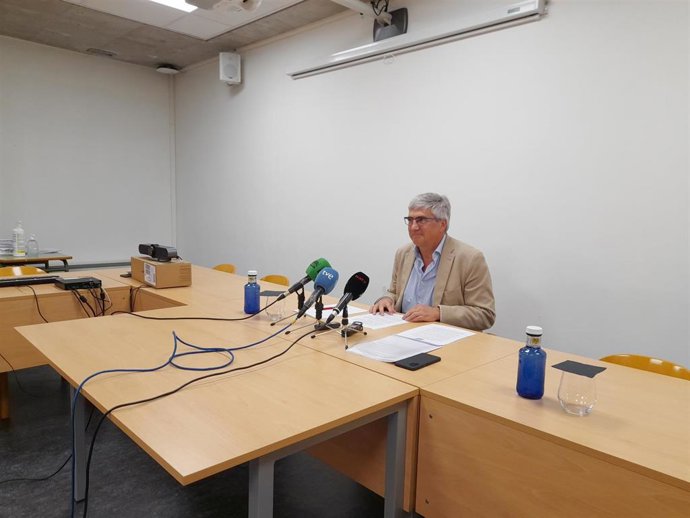 El director general de Educación del Gobierno de Navarra, Gil Sevillano, durante la rueda de prensa