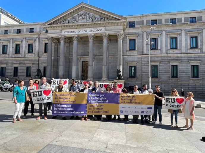Movilización ante el Congreso por la "discriminación" del gallego y otras lenguas en la Ley del audiovisual