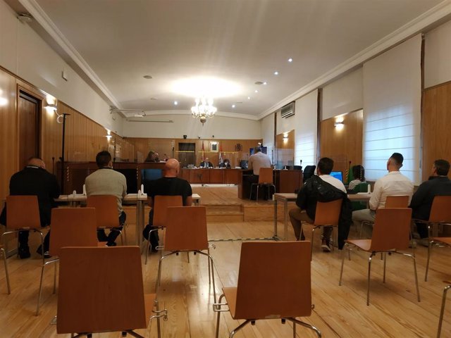 Los ahora absueltos, durante el juicio celebrado en la Audiencia de Valladolid.