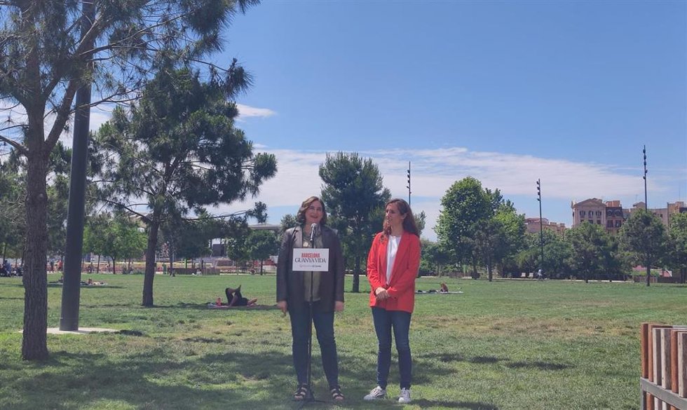 La alcaldesa de Barcelona, Ada Colau, y la líder de Más Madrid, Mónica García, en rueda de prensa en la Gran Clariana de les Glries.