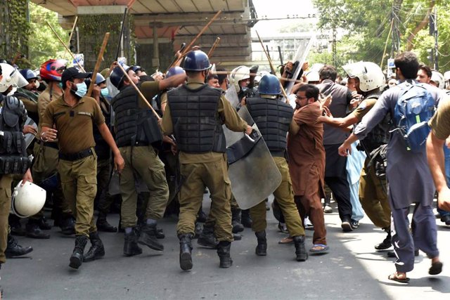 Enfrentamientos entre la Policía de Pakistán y seguidores del ex primer ministro Imran Jan durante la marcha convocada hacia la capital, Islamabad