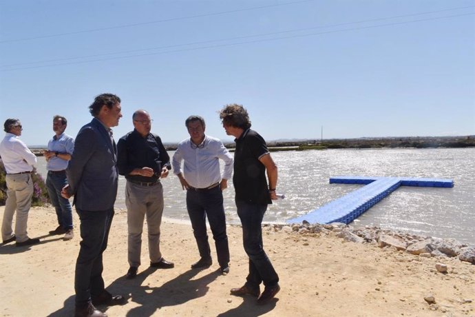 Visita de la Junta al nuevo embarcadero junto al Centro de Visitantes del Parque Natural Bahía de Cádiz.