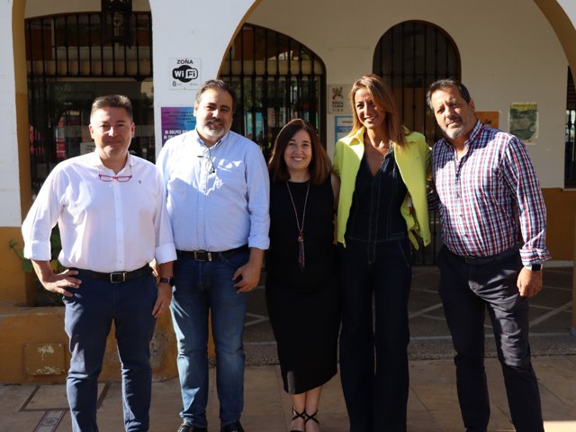 La delegada de Turismo, Rosa Hernández, segunda por la derecha, en Bormujos.