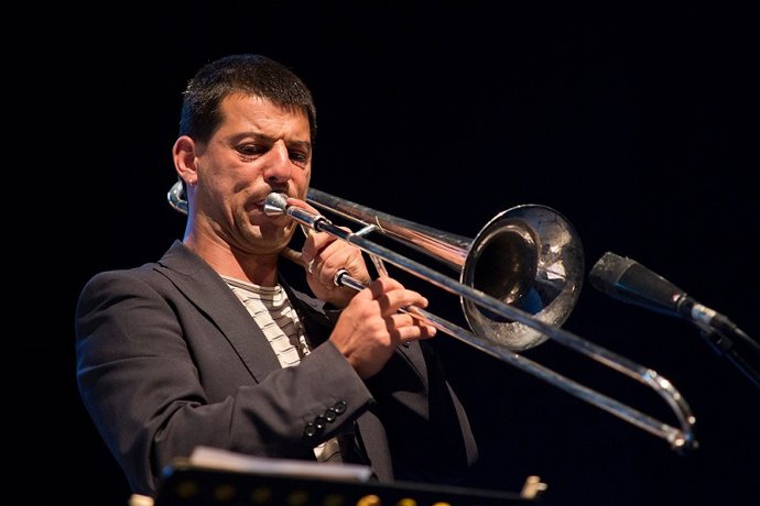 Archivo - Victor Correa en su obra 'Movimiento'.