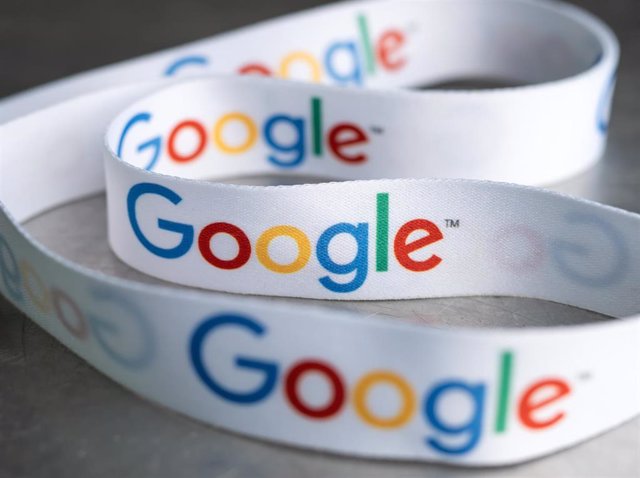 Archivo - FILED - 31 August 2021, Berlin: A lanyard with the Google logo lies at the presentation of the investment plan for Google Germany in Google's capital representative office. Google search engine provides new indicators to identify reliable inform