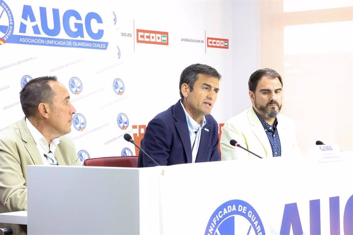 El secretario general de la AUGC, Juan Fernández, el secretario de organización, Germán Gómez, y el  secretario general de la Federación de Andalucía, José Manuel Manso, en rueda de prensa en Sevilla