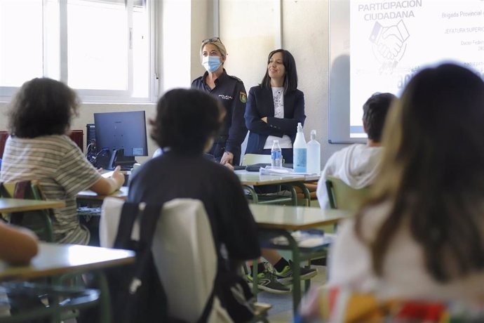 La delegada del Gobierno en Madrid, Mercedes González, en una charla con escolares en un instituto del madrileño distrito de Villaverde