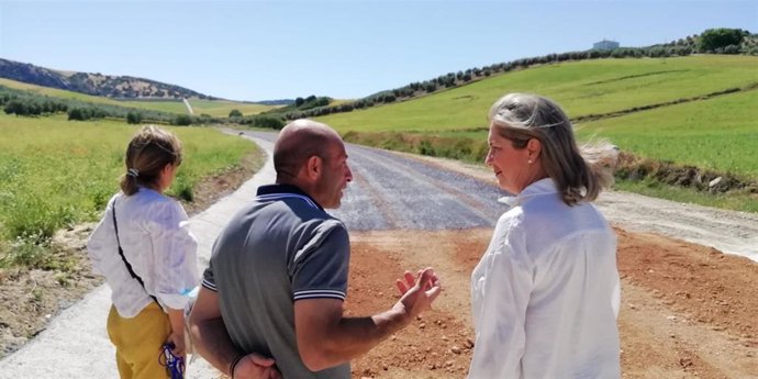 La delegada territorial de Agricultura, Ganadería y Pesca de la Junta de Andalucía en Cádiz, Ana Bertón, durante su visita a Alcalá del Valle.