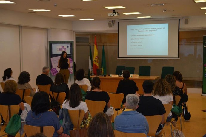 Curso de formación ofrecido por la Diputación a su plantilla para combatir el acoso.