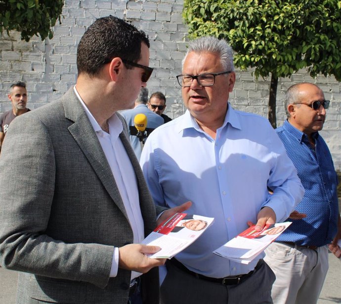 Esteban durante un reparto de propaganda electoral del PSOE en Lucena (Córdoba).