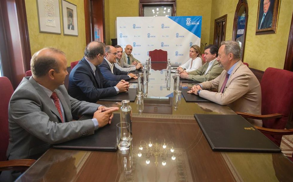 Imagen de la reunión en el Ayuntamiento de Huelva.