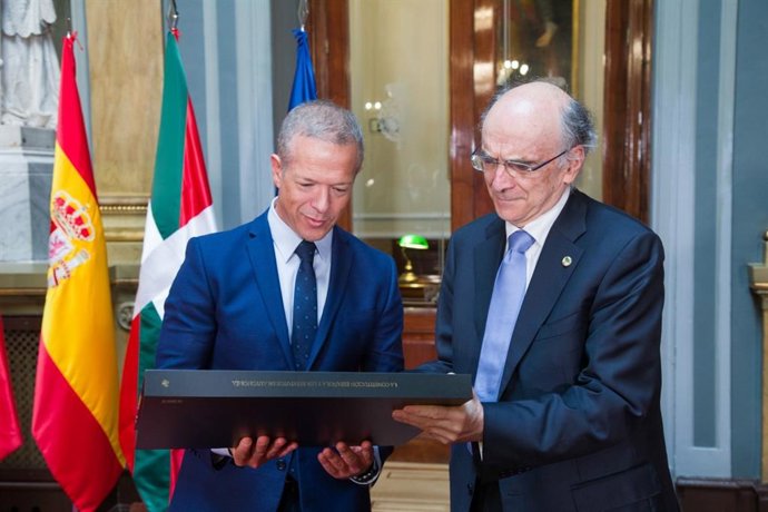 El presidente del Senado, Ander Gil (i), y el presidente de la Real Academia de la Lengua Vasca-Euskaltzaindia, Andrés Urrutia.
