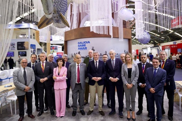 El presidente de la Xunta, Alfonso Rueda, junto al vicepresidente económico, Francisco Conde; a la consejera delegada de Pymar, Almudena López del Pozo; responsables de Navalia y otras autoridades, en la clausura de la feria.