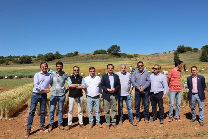 El consejero de Agricultura, Agua y Desarrollo Rural de C-LM, Francisco Martínez Arroyo, en las jornadas de puertas abiertas del Centro de Investigación Agroforestal Albaladejito