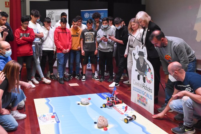 La consejera de Educación, Marina Lombó, en la final del campeonato CantabRobots.