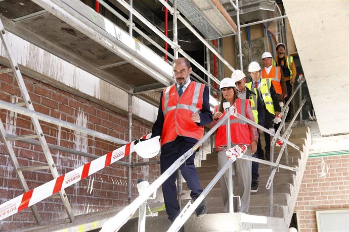 El presidente del Gobierno de Aragón, Javier Lambán, acompañado por la consejera de Sanidad, Sira Repollés, visita las obras del nuevo centro de salud del Barrio Jesús.