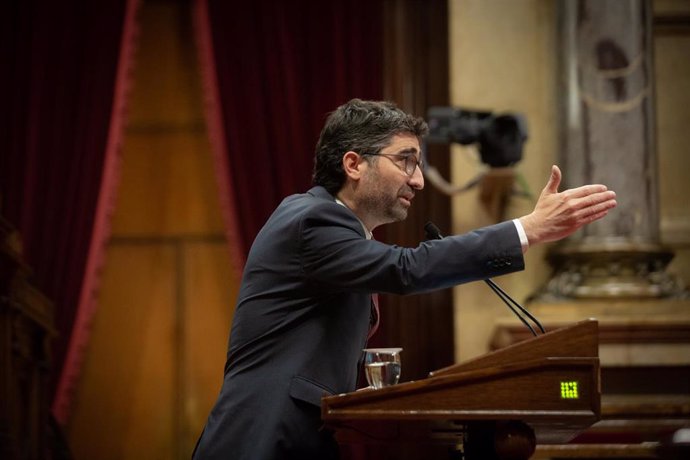 El vicepresidente de la Generalitat, Jordi Puigneró, interviene en una sesión plenaria, en el Parlament de Catalunya