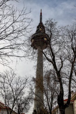 Archivo - Torrespaña, conocida popularmente como `El Pirulí en las inmediaciones de la sede de RTVE