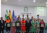 Las hermandades que hacen el camino del Rocío por Cádiz reciben desfibriladores y extintores dentro del Plan Romero 2022