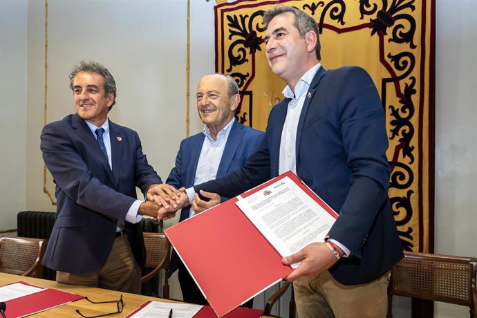 El consejero de Turismo,, Javier López Marcano; el alcalde de Santoña, Sergio Abascal y el presidente de la Autoridad Portuaria, Francisco Martín, firman el convenio sobre el uso del Faro del Caballo para fines turísticos.