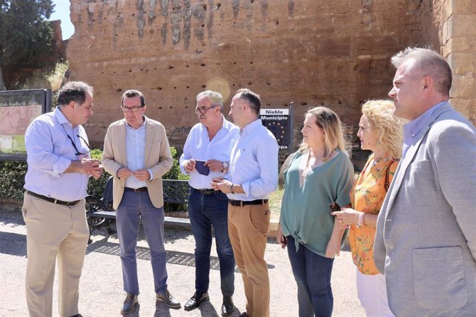 El presidente del PP de Huelva y número 2 a las elecciones andaluzas del 19 de junio Manuel Andrés González, en su visita a Niebla.