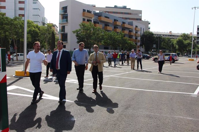 Archivo - Imagen de archivo de la visita del delegado de Gobernación, Fiestas Mayores y Área Metropolitana, Juan Carlos Cabrera (segundo por la izquierda), al aparcamiento para residentes en la calle Campamento.