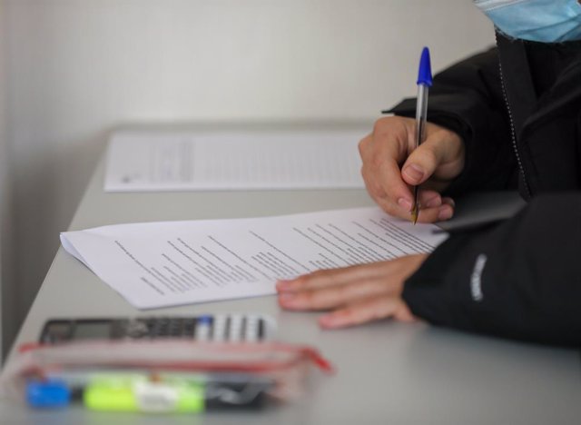 Archivo - Imatge de recurs d'un alumne en una aula