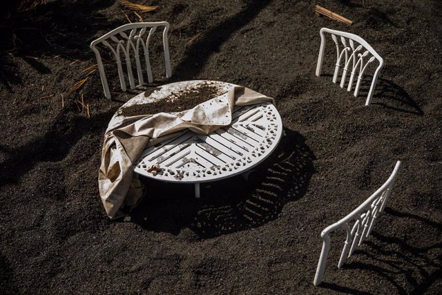 Archivo - Una mesa y sillas de jardín sepultadas por la ceniza en la zona de Las Manchas