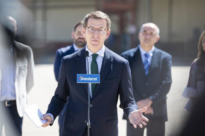 El presidente del PP, Alberto Núñez Feijóo, interviene durante su visita a la Cooperativa Vinícola Bodegas Don Octavio de Villarrobledo, a 26 de mayo de 2022, en Villarrobledo, Albacete, Castilla-La Mancha (España).