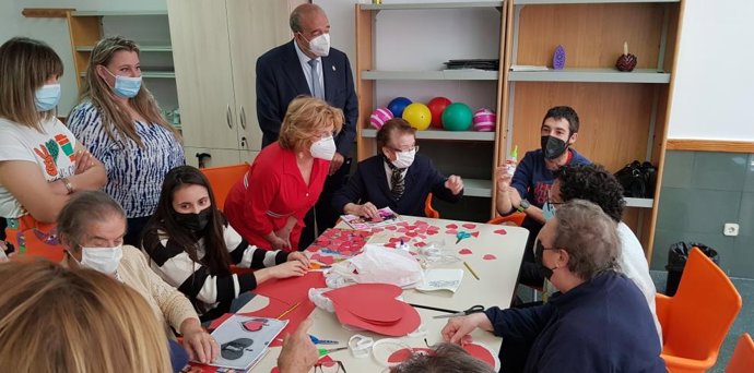 La consejera María Victoria Broto, junto con el presidetnte de la DPT, Manuel Rando, en el Hogar de Mayores de Calamocha