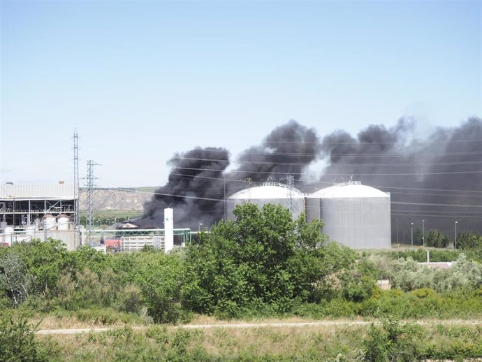 Nube negra de humo generada por la explosión en una planta biodiesel de Calahorra, a 26 de mayo de 2022, en Calahorra, La Rioja (España). Dos personas han fallecido tras producirse una explosión en una planta de biodiesel