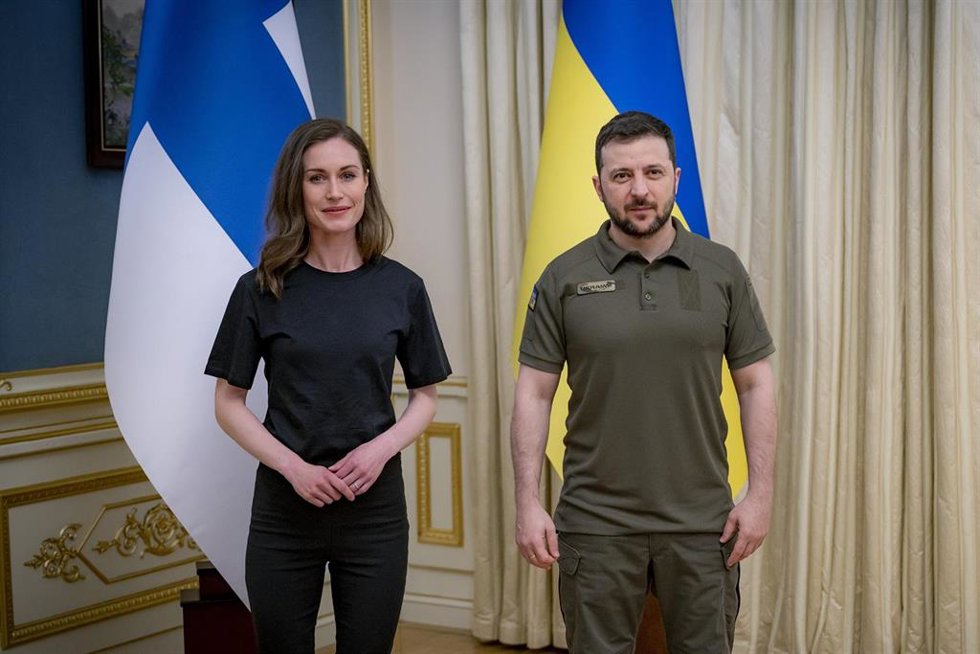 La primera ministra de Finlandia, Saana Marin, y el presidente de Ucrania, Volodimir Zelenski, reunidos en Kiev
