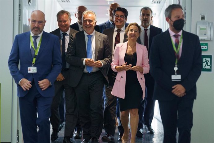 El presidente de Canarias, Ángel Víctor Torres, y la ministra de Transporte, Raquel Sánchez, en la inauguración del edificio de enlace de las dos terminales del aeropuerto Tenerife Sur