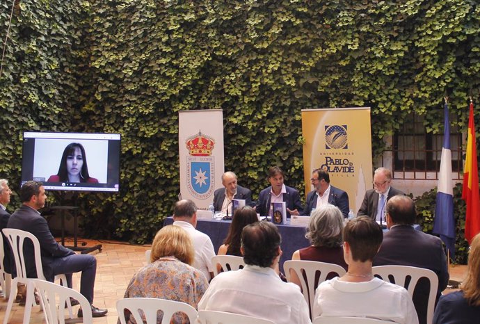 Presentación en la sede de Olavide en Carmona del libro 'Lady Ann y el Embajador viajan a Sevilla (Primavera de 1664)'.