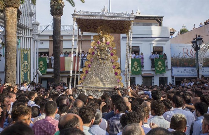 La Virgen del Rocío procesiona por las calles de Almonte en una imagen de archivo.